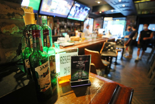 저녁 시간 한산한 홍대 인근 술집  델타형 변이 바이러스가 확산 중인 가운데 지난 1일 저녁 서울 마포구 홍대 인근 한 술집  탁자가 빈 채 놓여 있다. 연합